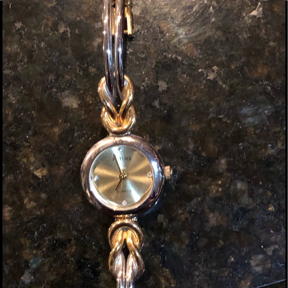 Lovely Vintage Futura gold tone quartz Watch